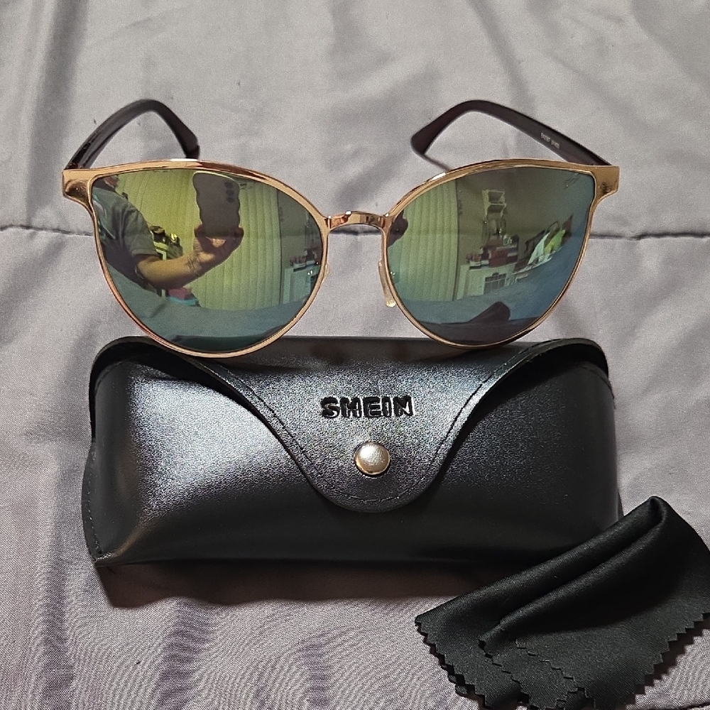 SHEIN Gold Frame Sunglasses with Black Accents